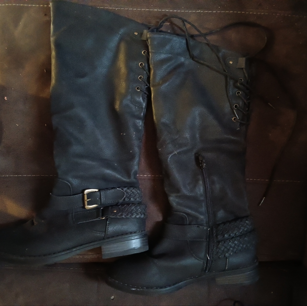 Ladies size 6 medium boots